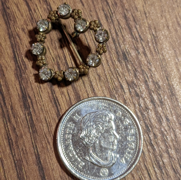 5/$20 vintage small heart brooch - Picture 2 of 3